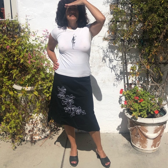 Crisp black cotton linen w white embroidery SKIRT - Picture 3 of 8